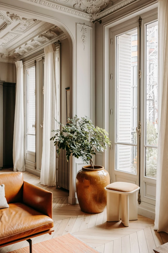 Complete renovation of a large Haussmann-style apartment